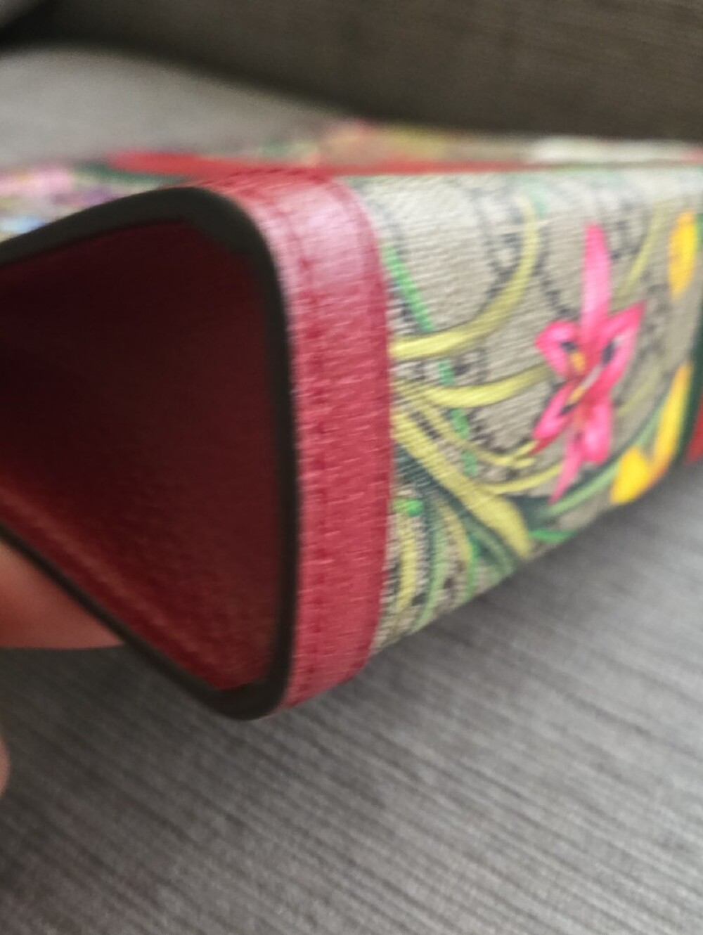Gucci Floral GG Supreme Pouch with Red Trim and Multi-Colored Blooms - Picture 4 of 8